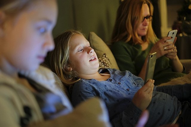 Психологи: Некоторым людям Интернет нужен больше, чем алкоголь и секс