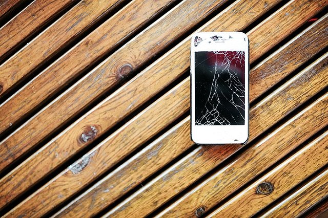 Екатеринбуржец отсудил более 100 000 рублей за некачественный ремонт айфона