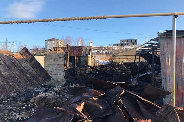 В Полевском в страшном пожаре в частном доме погибли две женщины и мужчина