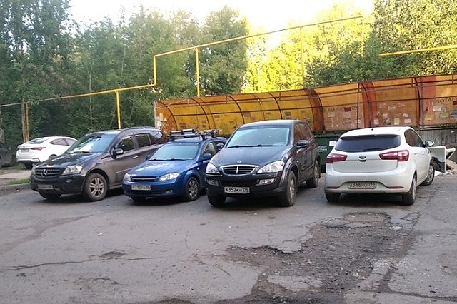 Мусоровоз «Спецавтобазы» не смог забрать мусор из-за припаркованной у контейнерной площадки машины