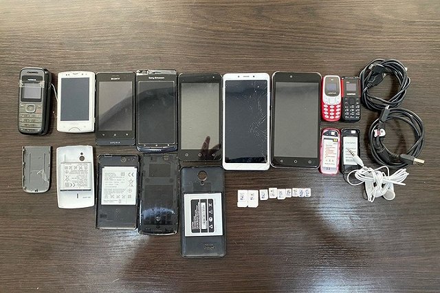 В ИК-2 пытались перебросить с кладбища девять телефонов