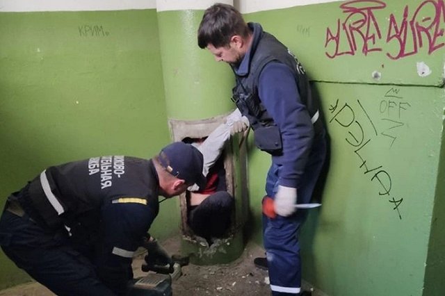 Свердловчанка застряла в мусоропроводе