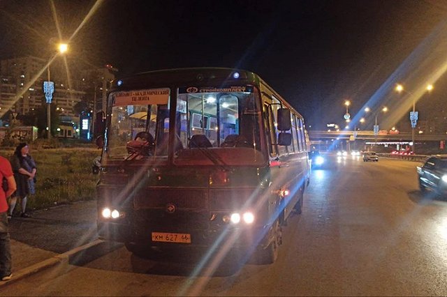 На ВИЗе автобус протащил женщину по дороге