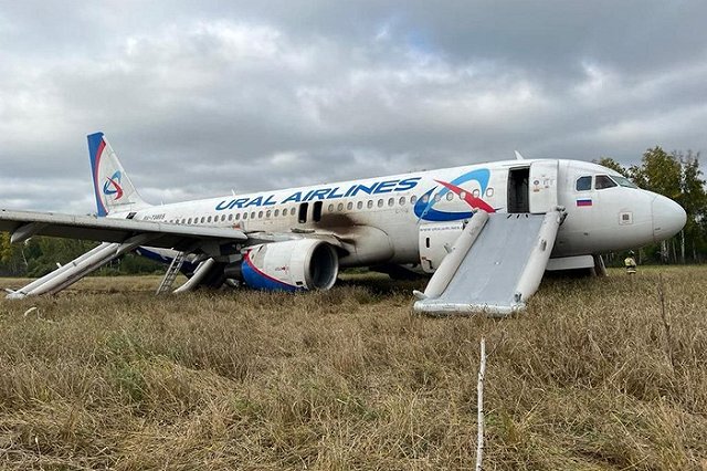 «Уральские авиалинии» опубликовали фото экипажа после приземления самолёта в поле
