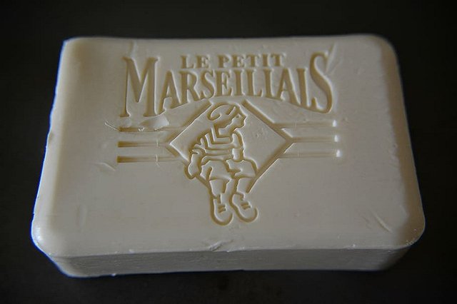 ТАСС: на территорию консульства РФ в Марселе бросили три взрывных устройства