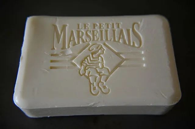 ТАСС: на территорию консульства РФ в Марселе бросили три взрывных устройства