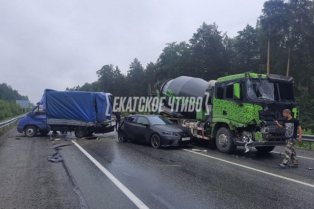 ЕКАД встал в огромную пробку из-за массовой аварии