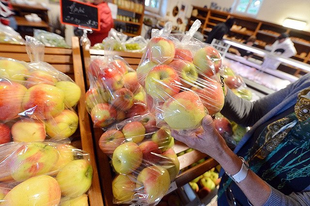 Из-за эмбарго на западные продукты подорожали мясо, рыба и яблоки