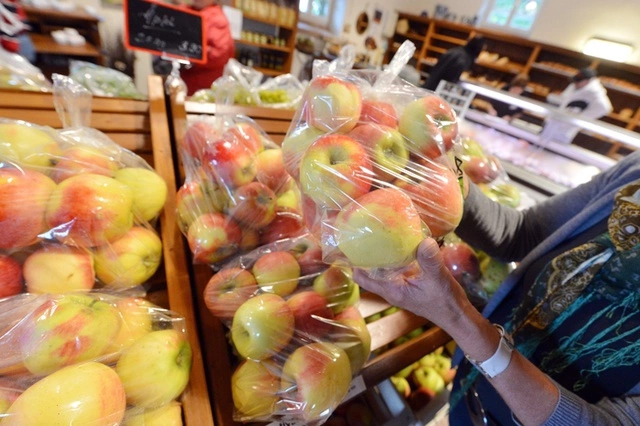 Из-за эмбарго на западные продукты подорожали мясо, рыба и яблоки