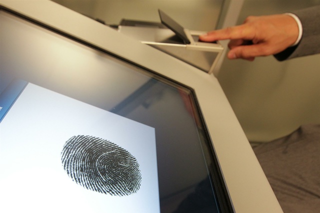 Хакеры научились воспроизводить отпечатки пальцев с фотографий