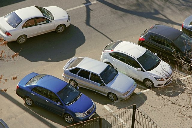 Жители дома на Уралмаше пытаются отстоять у рейдеров свою парковку