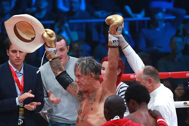 Боксер и полицейский из России задержали бандита по пути на ужин с Микки Рурком