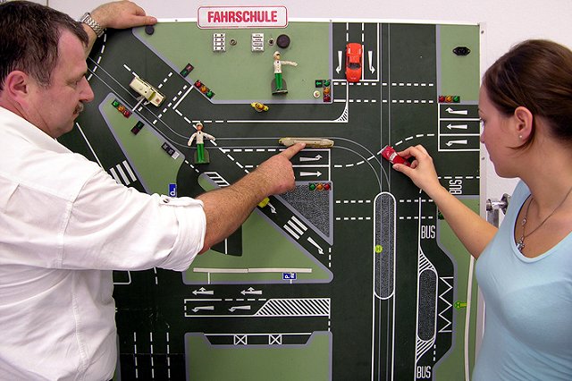 С 1 сентября россияне будут сдавать экзамен на права по новым нормам
