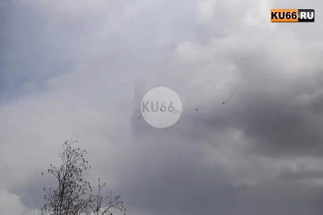 Тренировки к екатеринбургскому параду Победы проходят в небе Каменска-Уральского