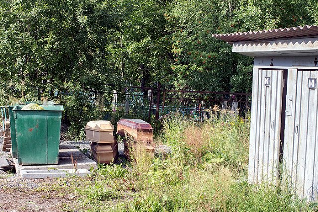 В Краснотурьинске неизвестные выбросили на помойку четыре гроба