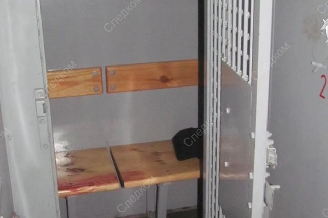 Во время конвоирования обвиняемый повредил себе половой орган