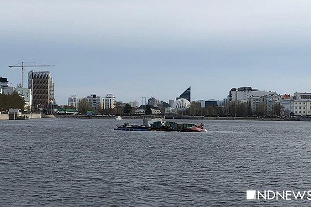 В центре городского пруда появилось уродливое сооружение