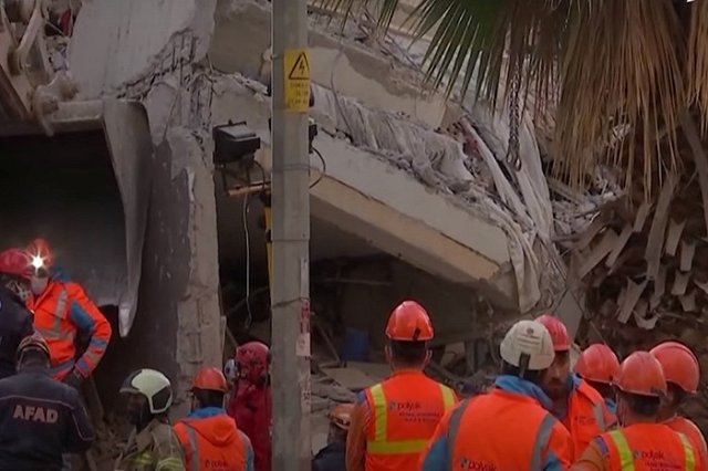 В Турции спустя 65 часов после землетрясения из-под завалов извлекли маленького ребенка