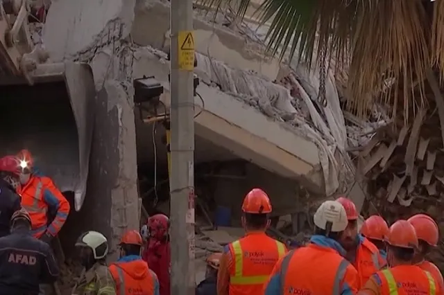 В Турции спустя 65 часов после землетрясения из-под завалов извлекли маленького ребенка