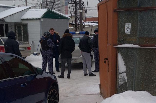 В Екатеринбурге неизвестные в масках захватили автомастерскую