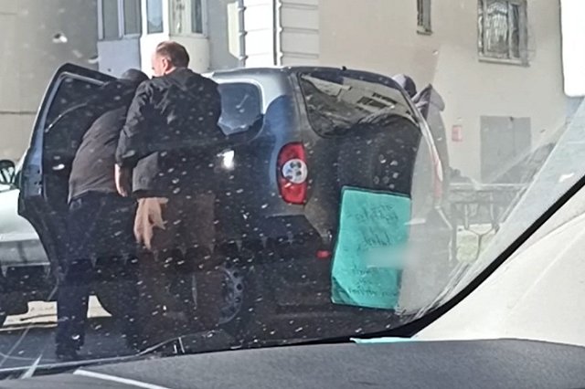 Силовики затолкали екатеринбуржца в машину в центре города