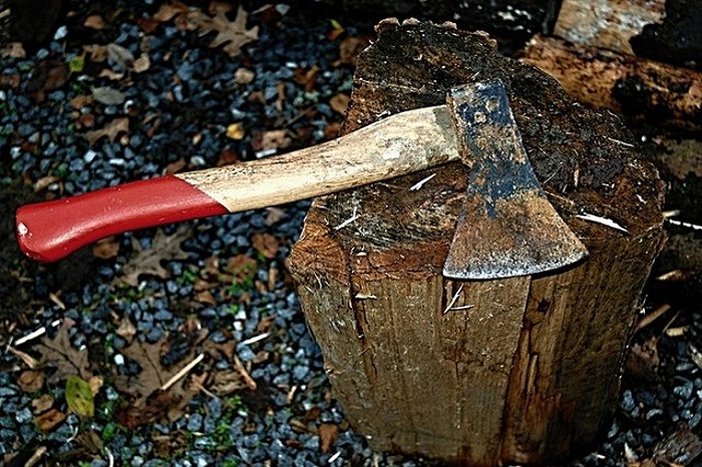 Пьяный свердловчанин пытался зарубить топором врача скорой