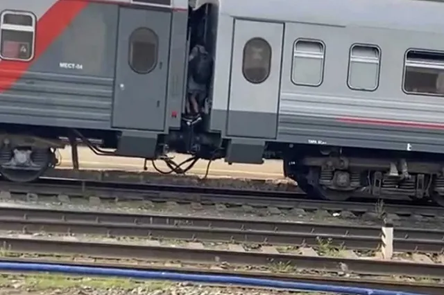 Мужчина без денег поехал из Екатеринбурга на море на сцепке между вагонами