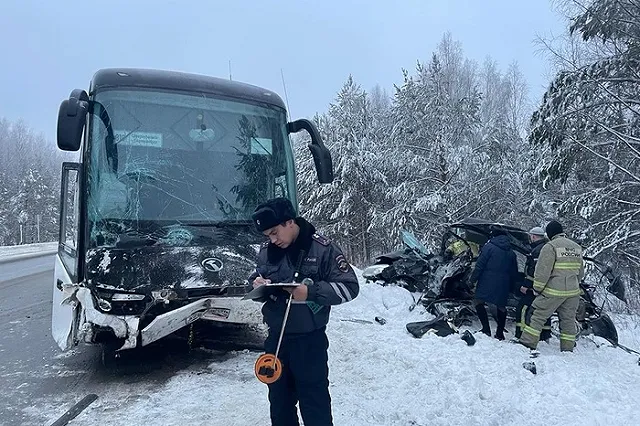 Погибла семья из четырёх человек: на свердловской трассе легковушка влетела в автобус