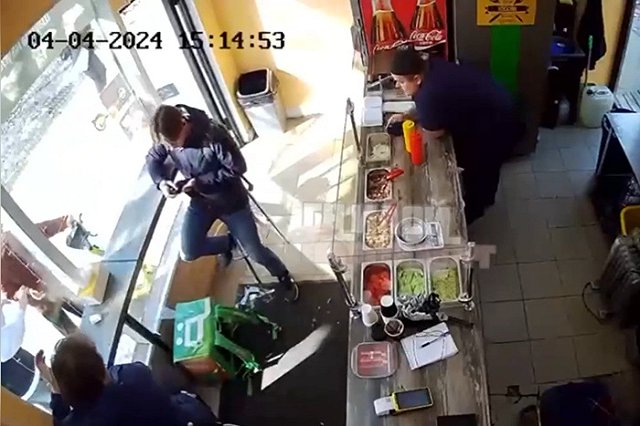 Возле «Мегаполиса» парень на электросамокате влетел в ларёк с шаурмой