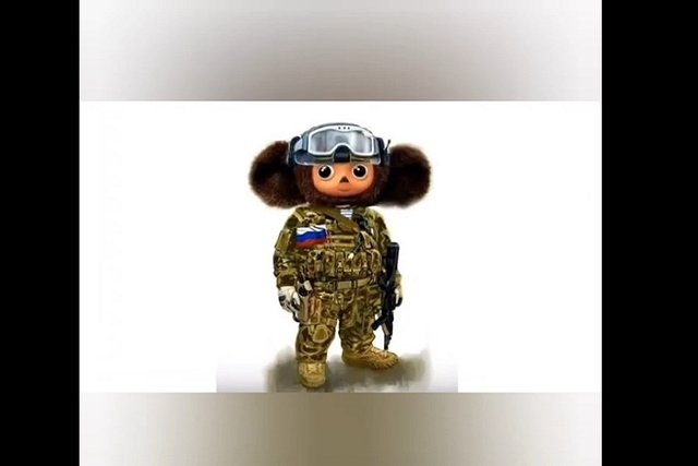 В Екатеринбурге школьница мастерит Чебурашек для бойцов СВО в память об отце