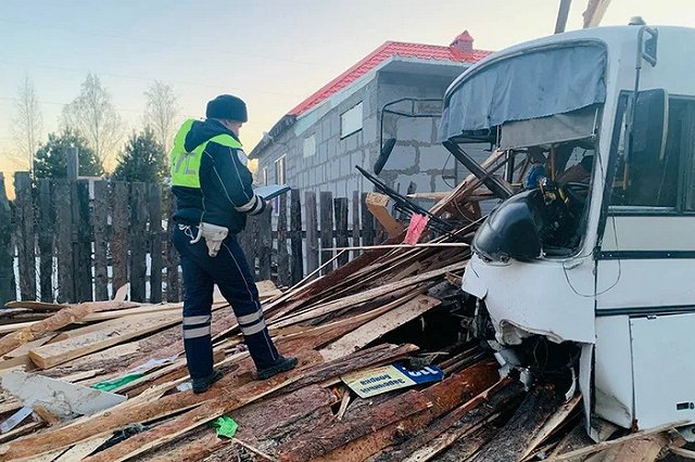 «Уложился в штабеля». Пассажирский автобус под Заречным врезался в груду досок (ФОТО)