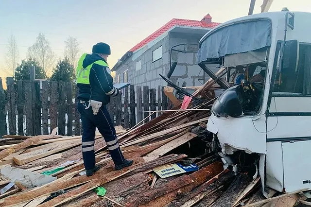 «Уложился в штабеля». Пассажирский автобус под Заречным врезался в груду досок (ФОТО)