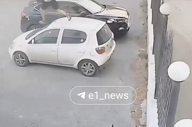 В Екатеринбурге парень помял чужую машину ради видео