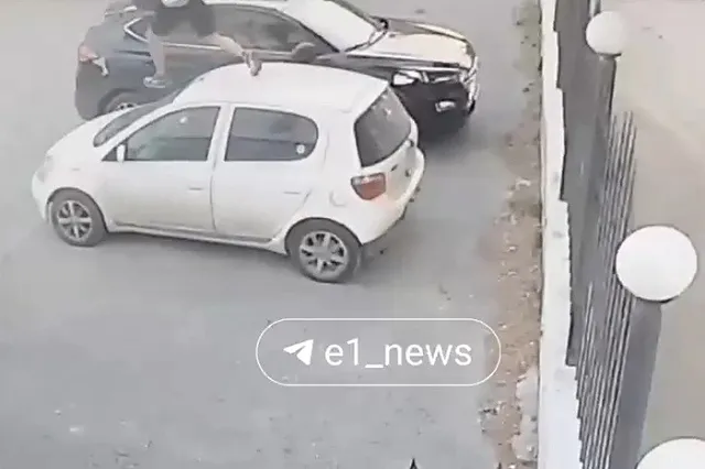 В Екатеринбурге парень помял чужую машину ради видео