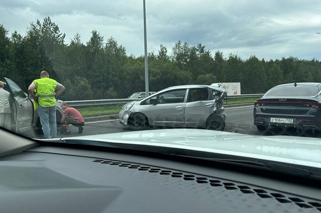 Выезд из Екатеринбурга на дублёре Сибирского тракта парализован из-за ДТП