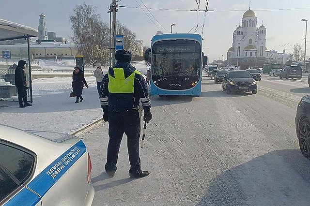 Пострадала 17-летняя девушка: у остановки «ТЮЗ» столкнулись два пассажирских автобуса