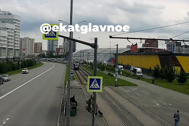 Пьяный екатеринбуржец уснул на трамвайных путях, парализовав движение