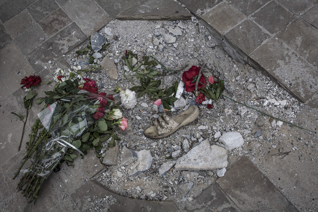 СМИ: Порошенко получил посылку с окровавленной детской одеждой