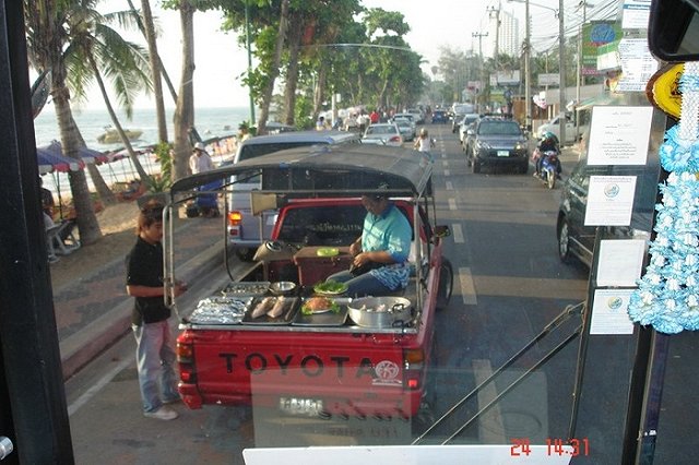 В Таиланде перевернулся автобус с российскими туристами. Водитель сразу сбежал