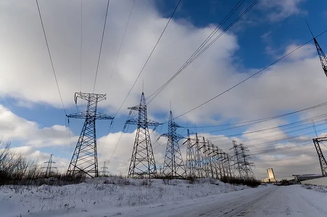 «Света нет до сих пор!»: жители Уралмаша уличили энергетиков во лжи
