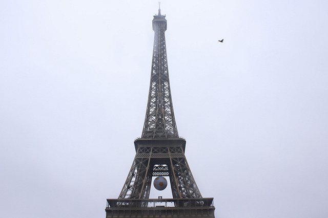 Подсветка Эйфелевой башни погасла в память о погибших при теракте в Петербурге