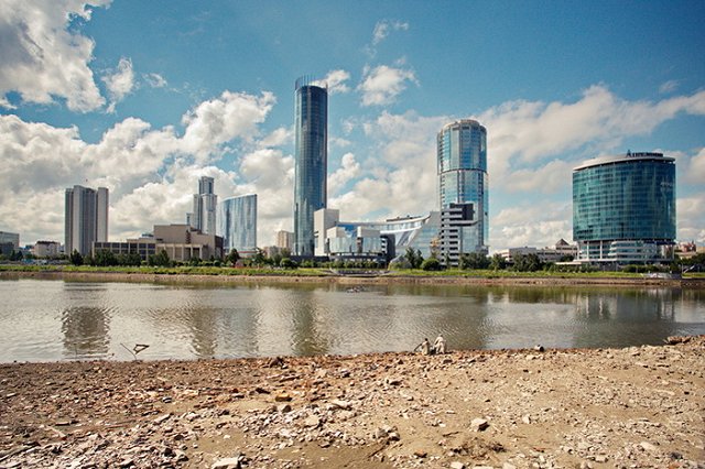 Стала известна причина появления маслянистого пятна на Городском пруду