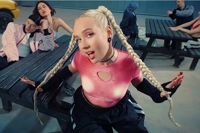 Клава Кока поделилась горячими фото