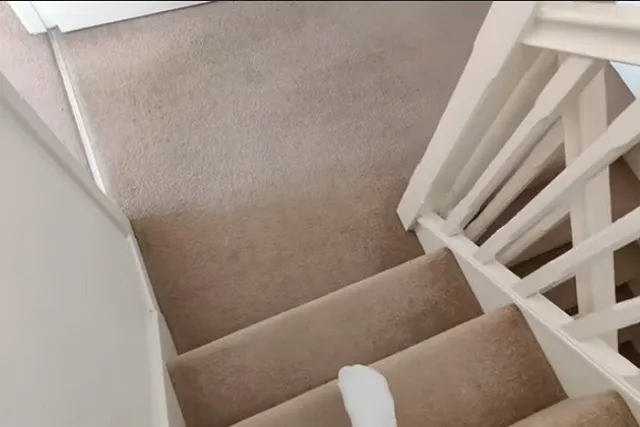 Британцы назвали просьбу к гостям снимать обувь привычкой «низшего среднего класса»