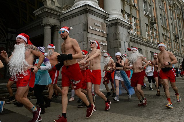 По центру Екатеринбурга пробежались полуголые мужчины и девушки в новогодних костюмах (ФОТО)