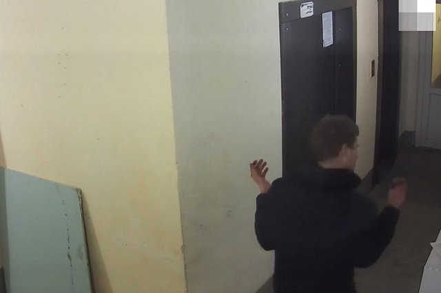 В Екатеринбурге неадекватный парень собственной кровью разрисовал подъезд
