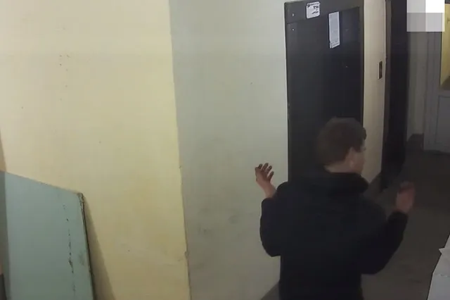 В Екатеринбурге неадекватный парень собственной кровью разрисовал подъезд
