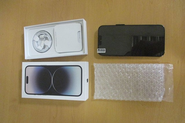 В аэропорту Екатеринбурга у мужчины забрали айфоны