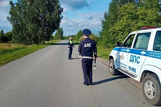 Под Екатеринбургом охранники устроили гонку, но не справились с управлением и влетели в отбойник