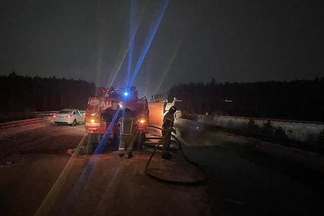 Топливо растеклось по дороге: под Екатеринбургом перекрыли трассу из-за грузовика, вылетевшего в кювет